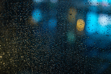 雨打湿了玻璃被雨水打湿的玻璃背景