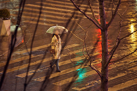 下雨打伞夜晚雨天过斑马线的女人背景