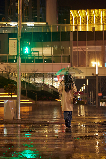 下雨天过马路的女性背影图片