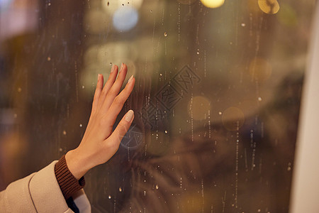 晚上女孩手接雨水图片图片