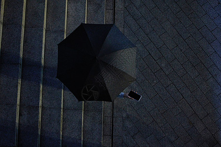 走路看手机撑着伞看手机俯拍角度背景