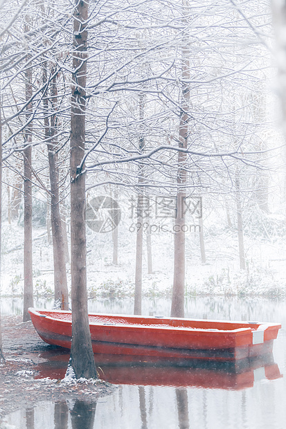 南京钟山风景区燕雀湖雪景船只图片