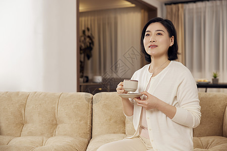 气场女性短发中年女性居家喝咖啡背景