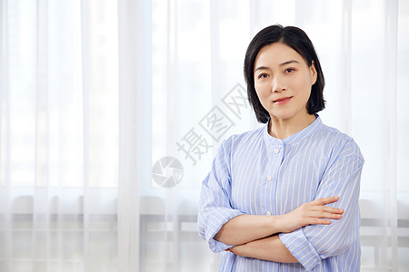 气场背景短发中年女性居家形象背景