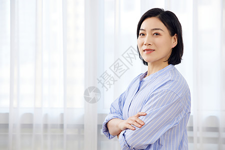 气场女性短发中年女性居家形象背景