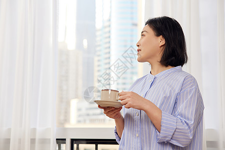 气场女性中年女性窗前喝咖啡背景