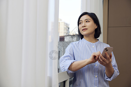 中年女性居家使用手机图片