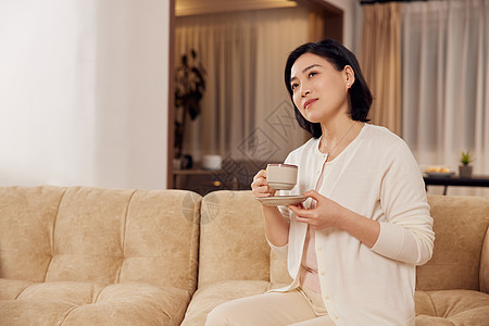 气场女性短发中年女性居家喝茶背景