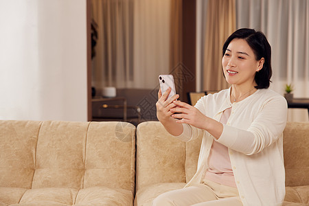 成熟短发女性在家用手机视频通话图片