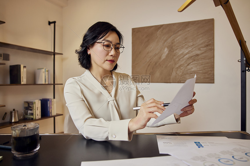 夜晚居家办公的成熟商务女性图片