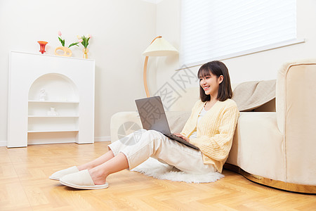 居家女性使用笔记本电脑图片