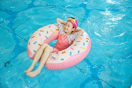 躺在游泳圈上开心的女孩图片