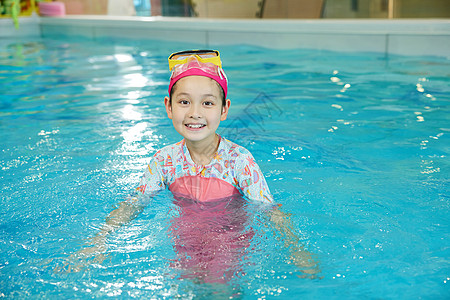 游泳馆学习游泳的小女孩图片