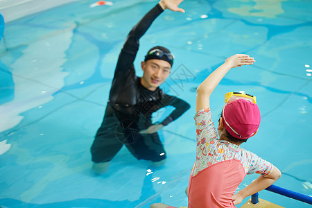 游泳教练教授游泳姿势图片