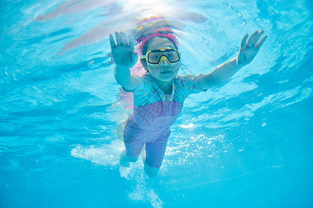 小孩游泳水底游泳的小女孩背景