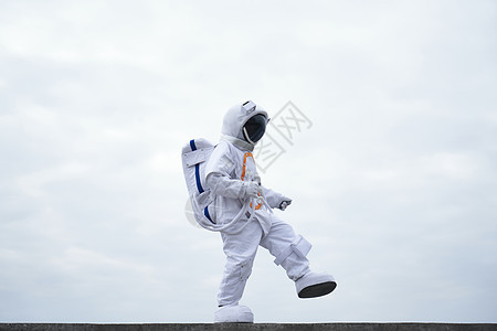穿着太空服的男性行走探索图片