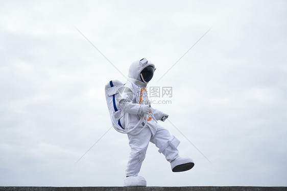 穿着太空服的男性行走探索图片