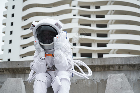 低头坐着思考的宇航员图片