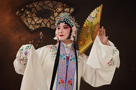 墓碑素材女昆曲表演者拿着折扇背景