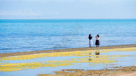 青海湖边女孩唯美旅行背景图片