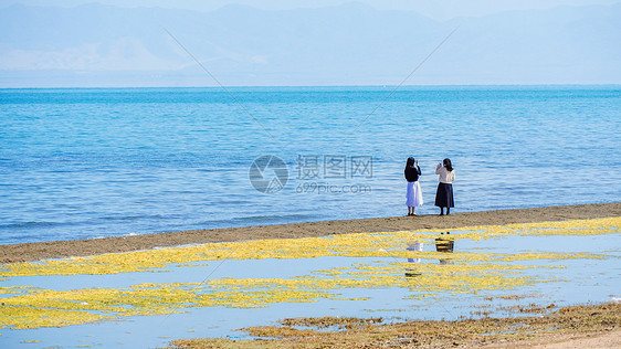 青海湖边女孩唯美旅行图片