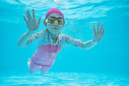 水下游泳的小女孩图片