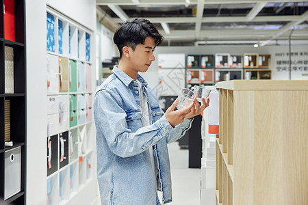 青年男性逛街采购日用品背景图片