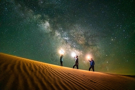 沙漠露营星空人物剪影图片
