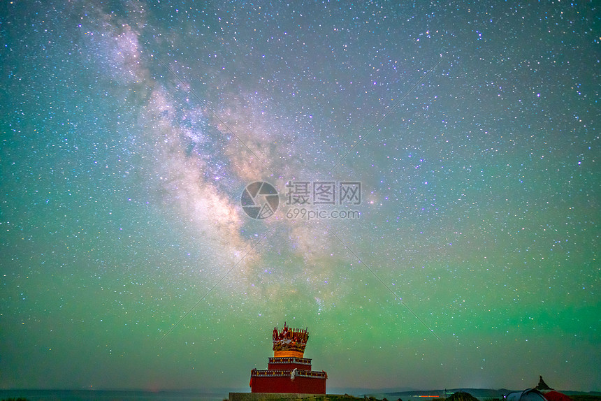 青海湖断崖星空银河图片