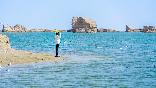 水上雅丹女孩旅行背影图片