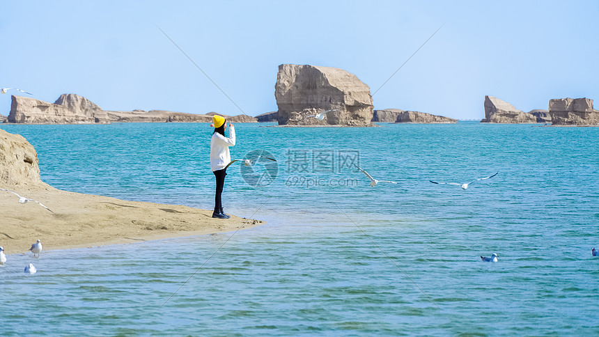 水上雅丹女孩旅行背影图片