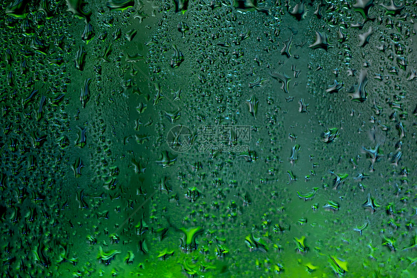 玻璃窗户上的雨水图片