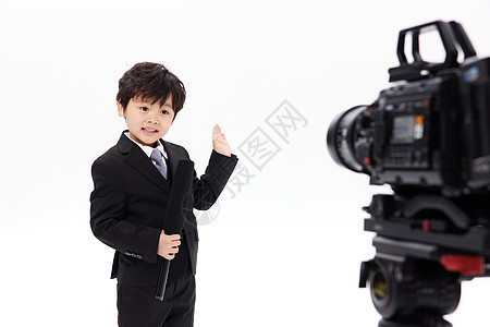 镜头前录制节目的小男孩图片