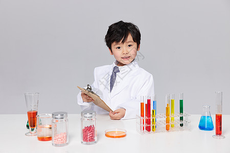 小男孩体验化学实验课图片