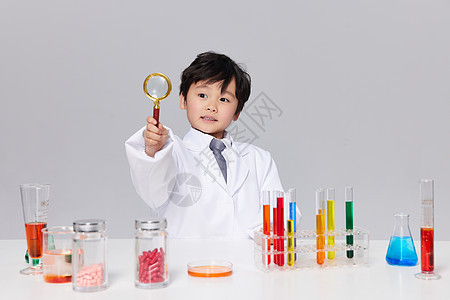 学习化学实验的小男孩图片