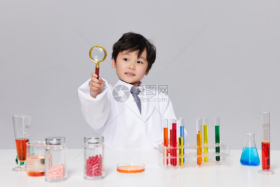 学习化学实验的小男孩图片