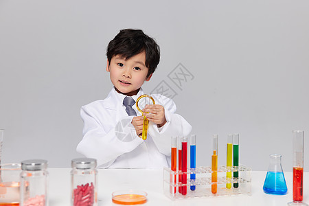 学习化学课的小男孩图片