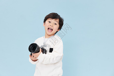 手拿相机的小男孩图片