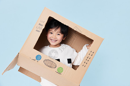 可爱小男孩与纸箱玩耍互动图片