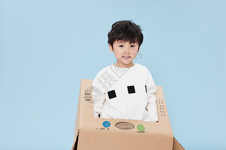 纸箱里的可爱小男孩图片