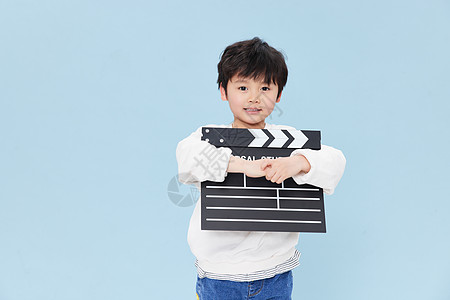 儿童电影院手拿场记板的小男孩背景