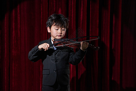 舞台上演奏小提琴的小男孩图片