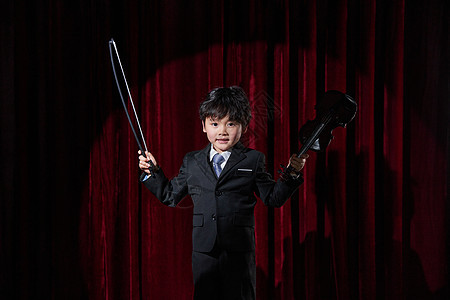 小男孩舞台上演奏小提琴图片