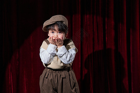 舞台上的可爱小男孩背景图片