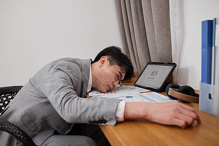 面对职场压力疲惫的中年男性图片