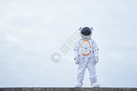 户外穿着宇航服的宇航员图片