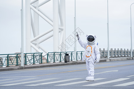 宇航员在户外桥上探索图片