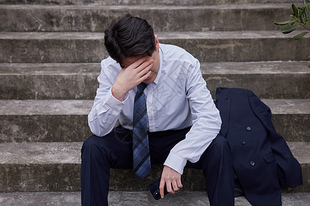职场中年失业男性职场低头思考背景