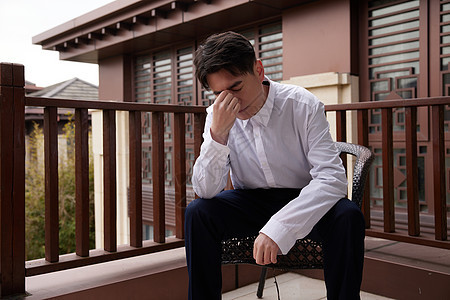 中年男性职场压力苦恼图片