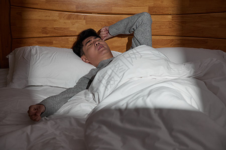 中年男性职场压力失眠烦恼图片